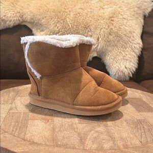Gap size 9 little kids Cozy Tan Suede Boots with White Fleece Lining